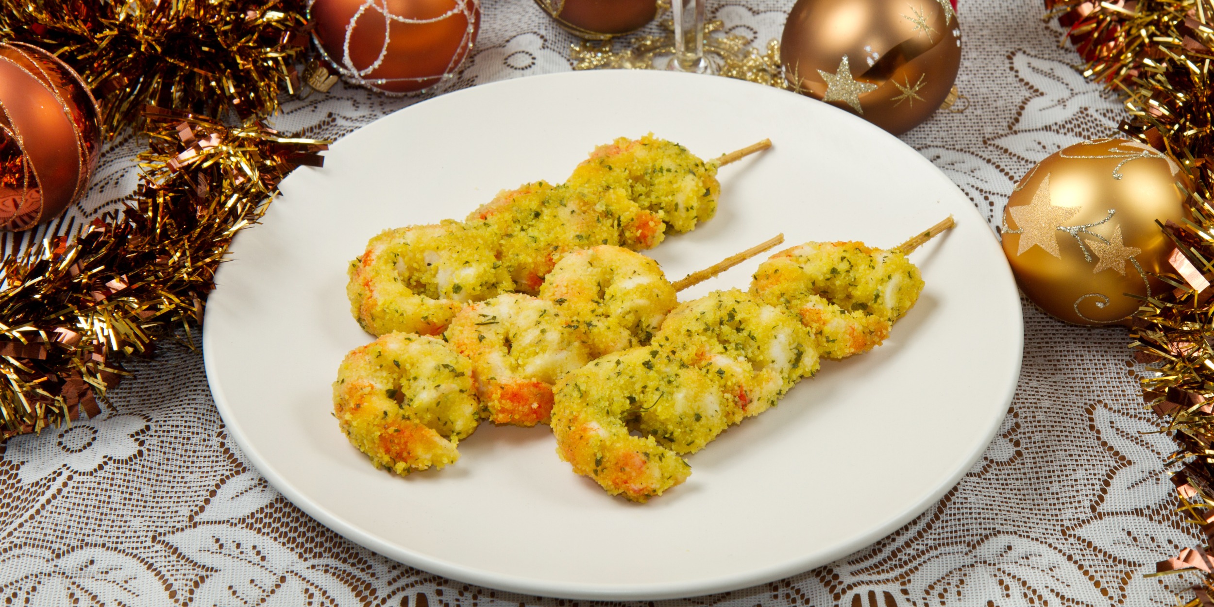 Шашлычки из креветок в панировке — лёгкая закуска за 15 минут