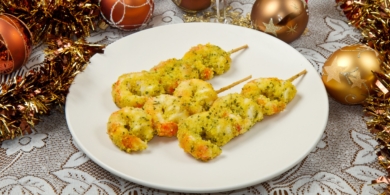 Шашлычки из креветок в панировке — лёгкая закуска за 15 минут