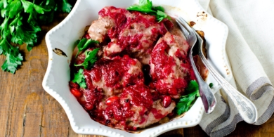 Курица, запечённая в духовке в клюквенном соусе