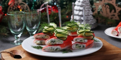 Четыре ингредиента и 15 минут вашего времени: канапе из фаршированных крабовых палочек на Новый год