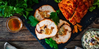Горячее на Новый год: рулет из индейки с клюквой, курагой и сыром