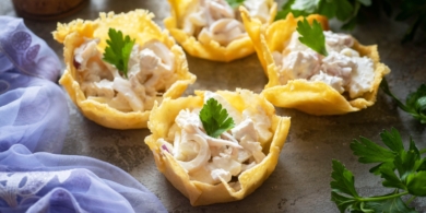 Сырные корзиночки с салатом из кальмаров