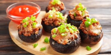 Простая горячая закуска: шампиньоны, фаршированные крабовыми палочками