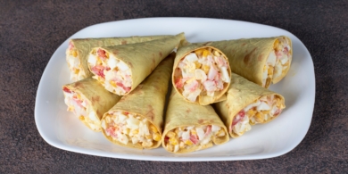 Салат-закуска с крабовыми палочками в лаваше