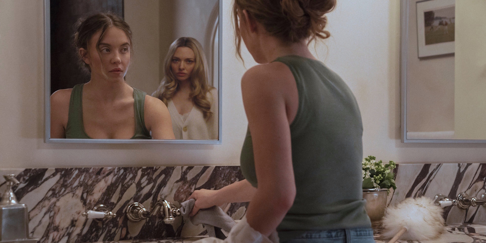 Кадр из фильма «Горничная» 2025 года