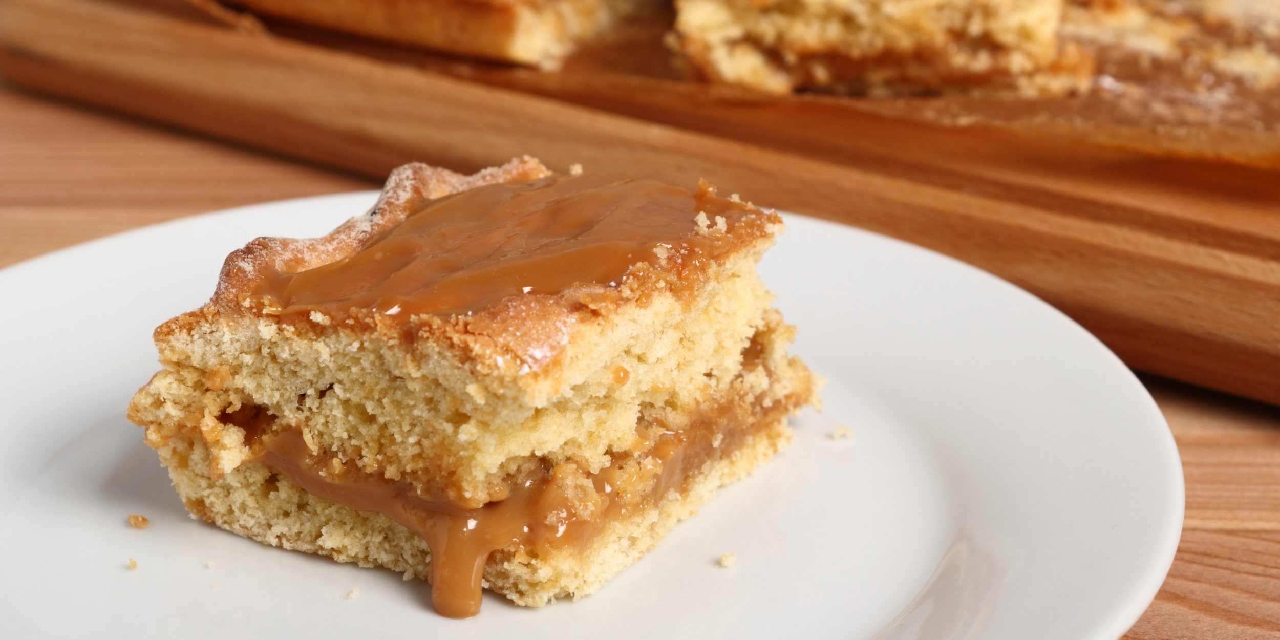 Простой песочный пирог с кремом из варёной сгущёнки: рецепт