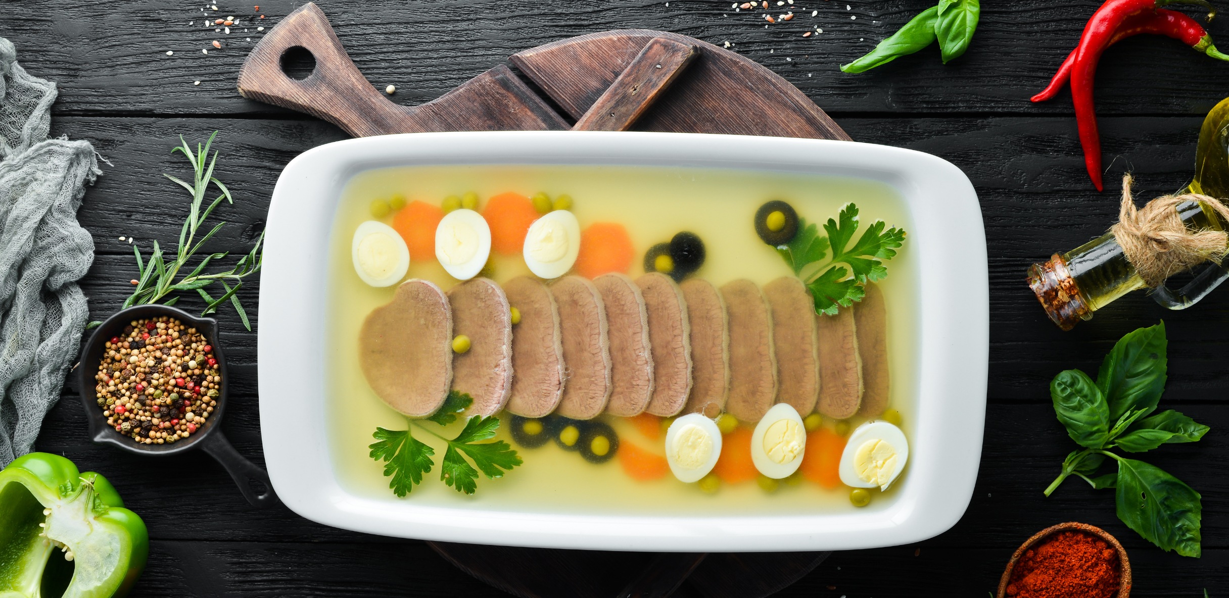 Красивое заливное из свиного языка с перепелиными яйцами: рецепт