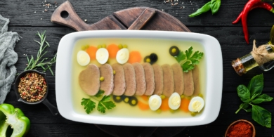 Красивое заливное из свиного языка с перепелиными яйцами