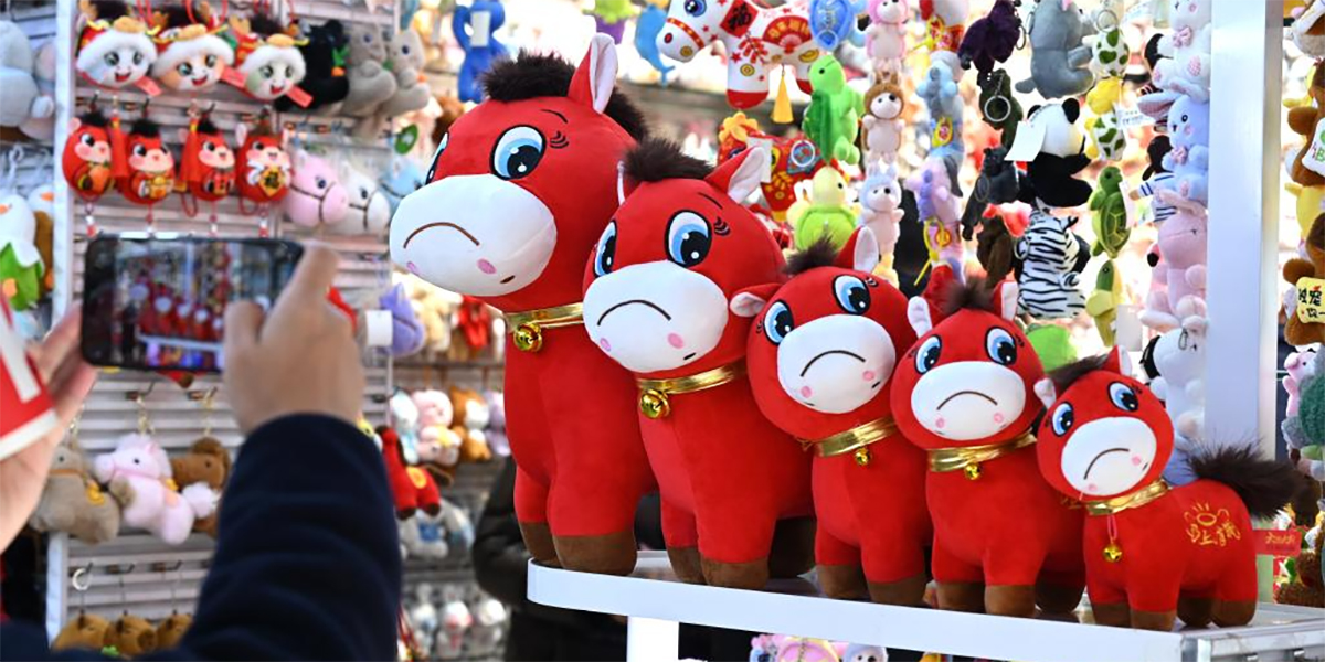 Реальный символ 2026 года: плюшевая лошадка из Китая стала интернет-хитом из-за производственного брака