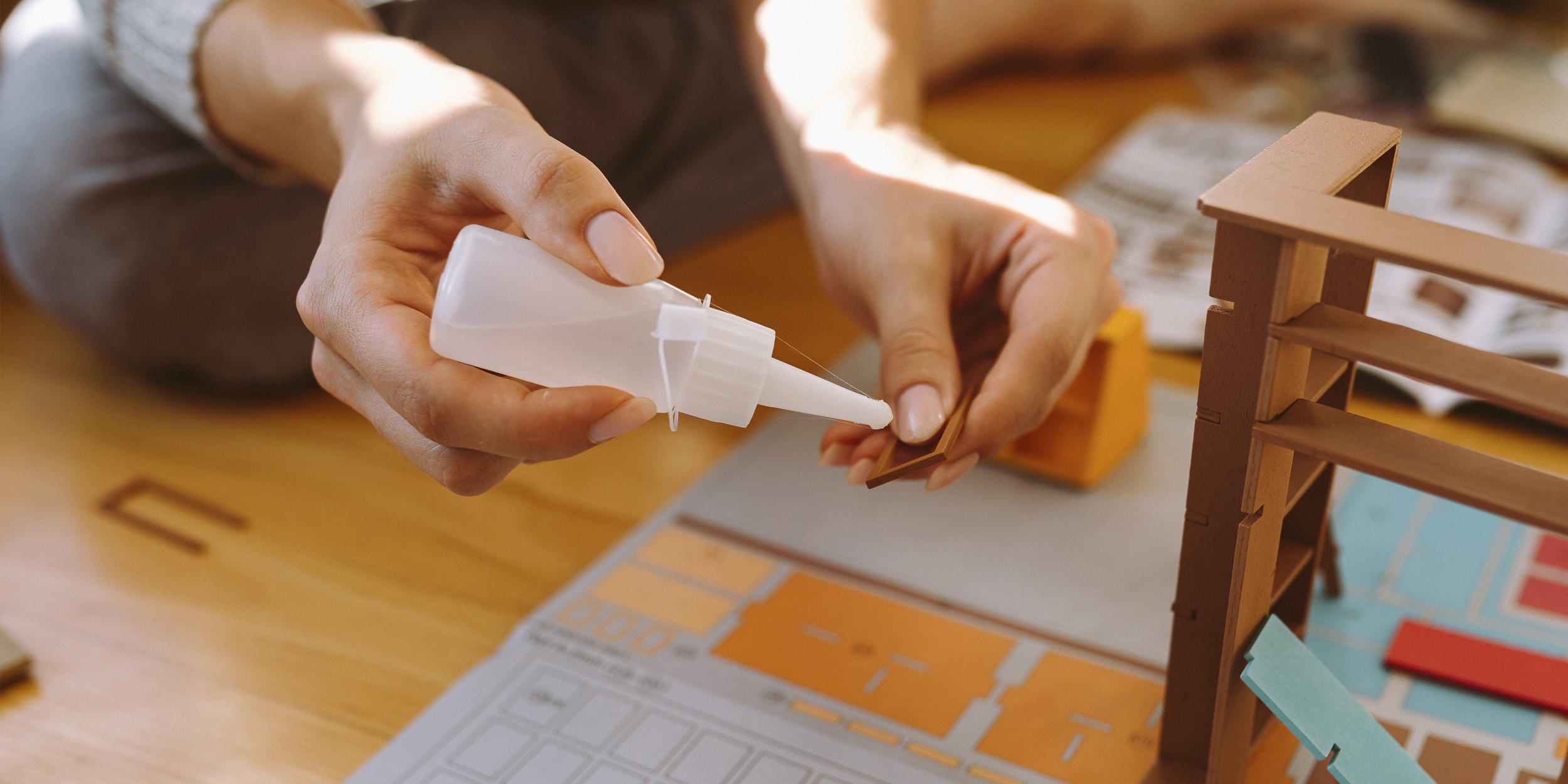 Как убрать клей и суперклей с одежды, рук и других поверхностей