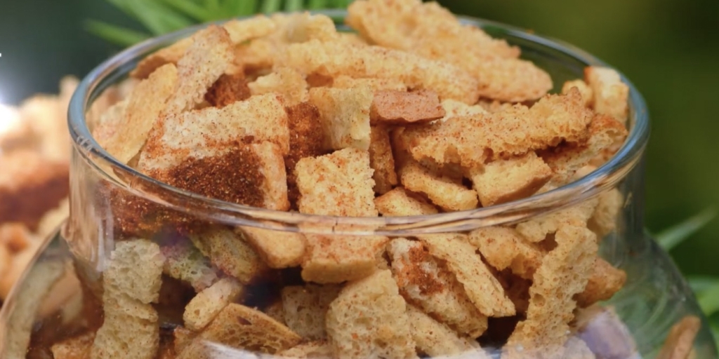 Сухарики в духовке с паприкой и красным перцем