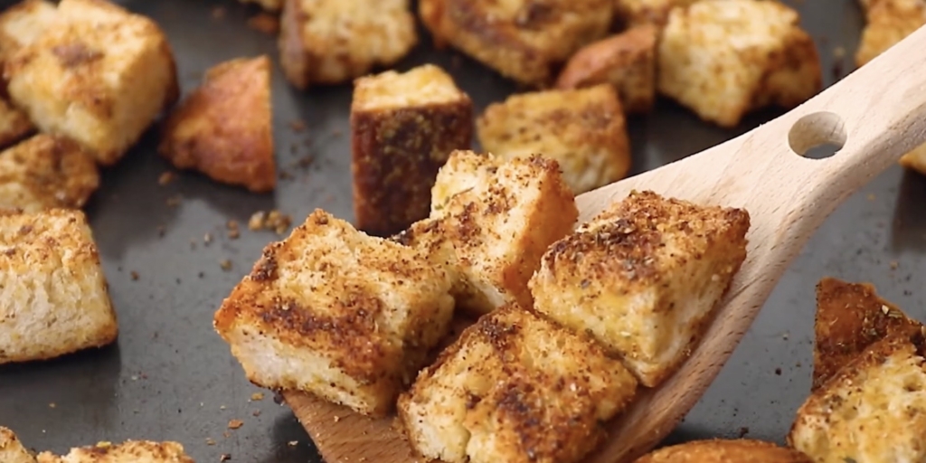 Сухарики из белого хлеба с чесноком и пармезаном в духовке