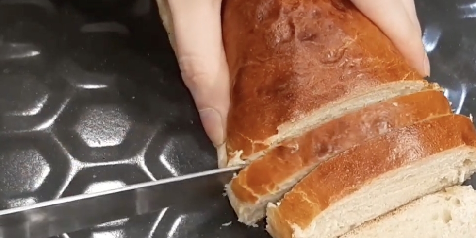 Нарежьте хлеб слайсами