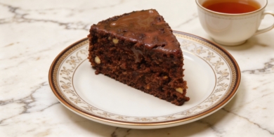 Быстрый шоколадный пирог с изюмом, вареньем и орехами