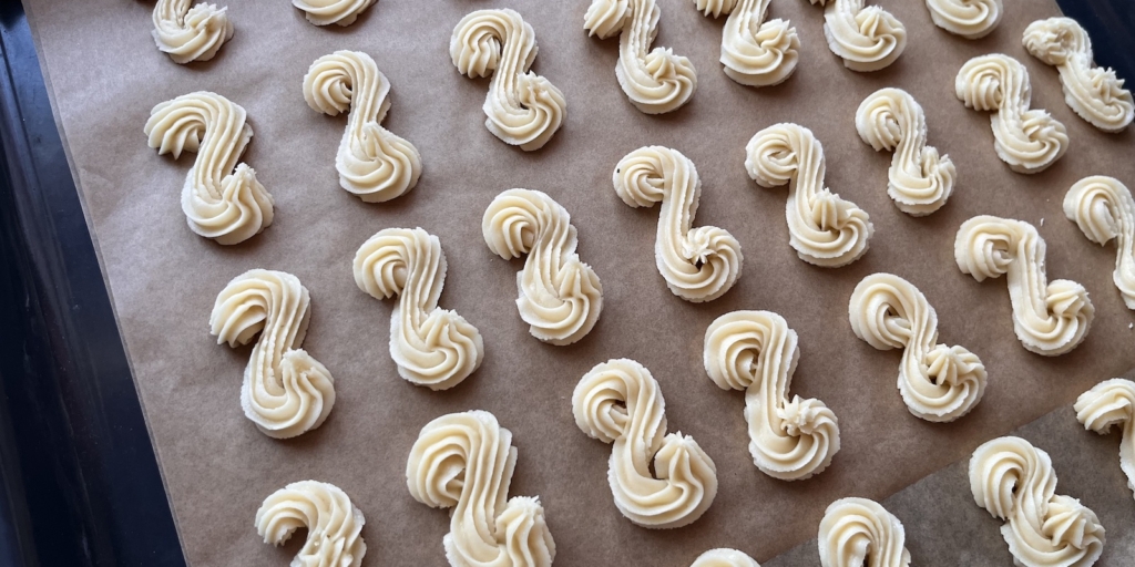 Печенье «Глаголики», рецепт: Отсадите тесто на противень