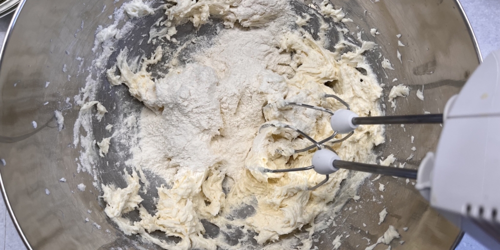 Печенье «Глаголики», рецепт: Введите муку порциями