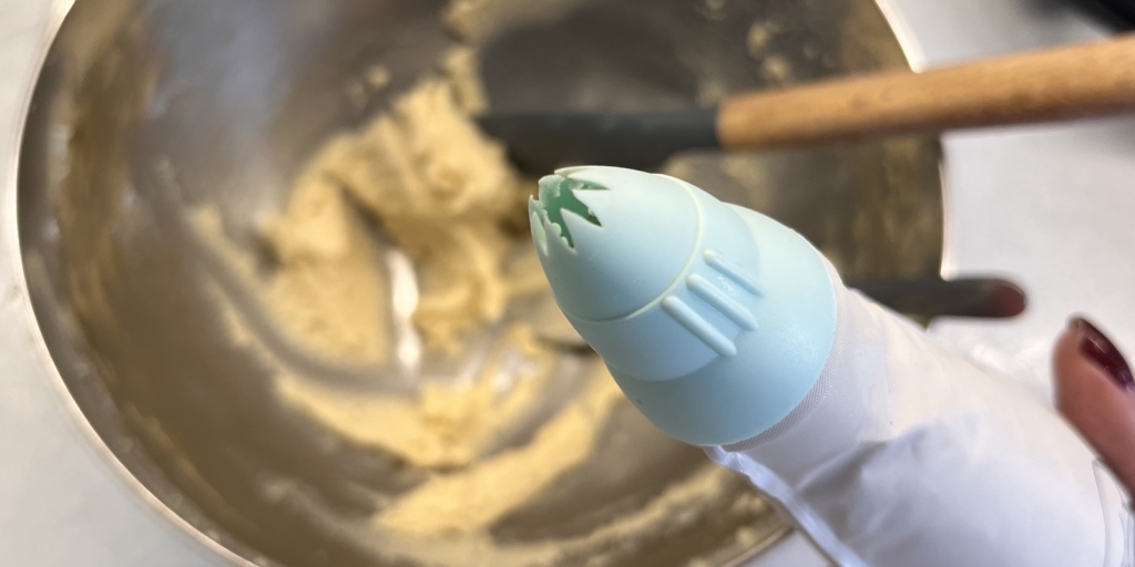 Печенье «Глаголики», рецепт: Переложите тесто в кондитерский мешок