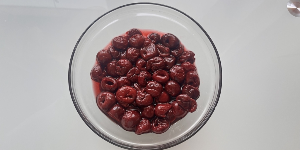 Торт «Гусиные лапки» с вишней и шоколадной глазурью по ГОСТу: Залейте вишню коньяком