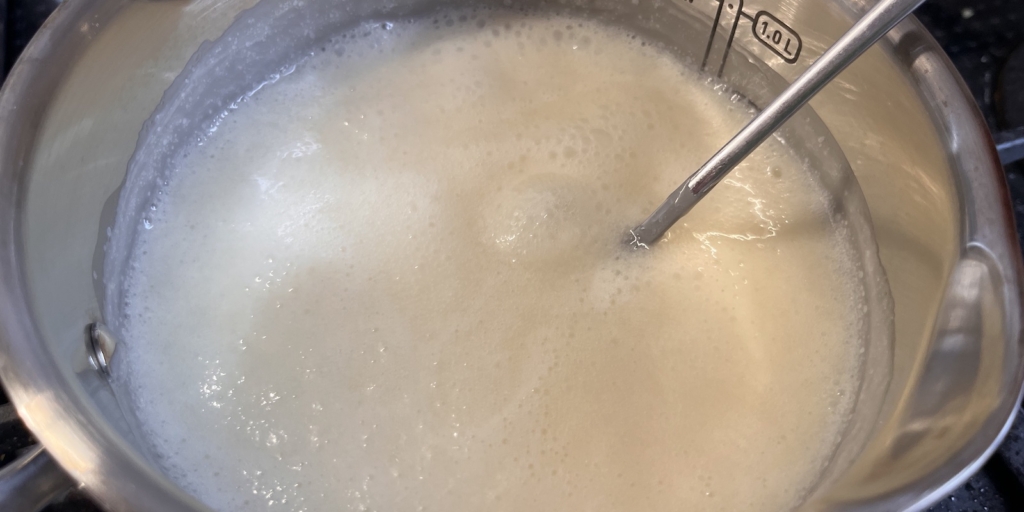 Торт «Гусиные лапки» с вишней и шоколадной глазурью по ГОСТу: Приготовьте сироп