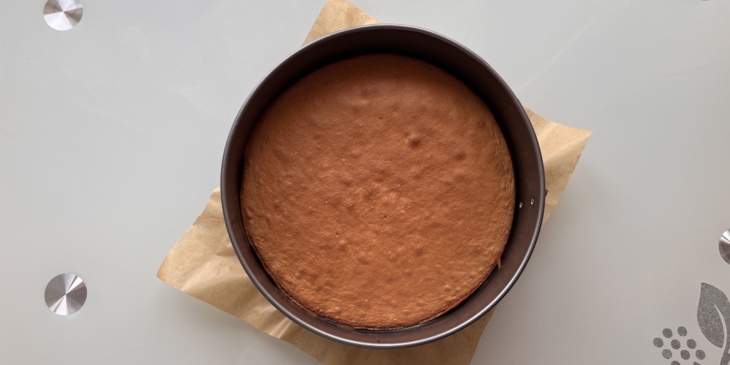 Торт «Гусиные лапки» с вишней и шоколадной глазурью по ГОСТу: Испеките бисквит