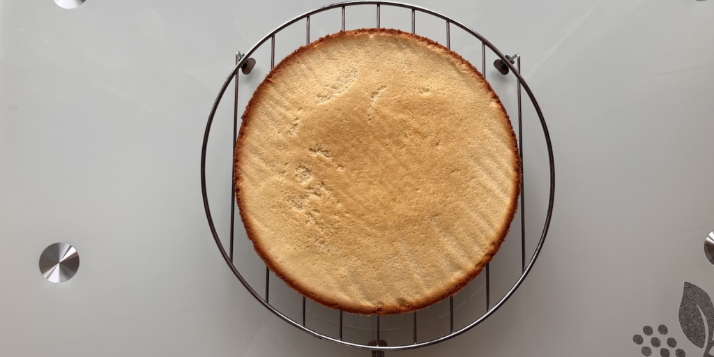 Торт «Гусиные лапки» с вишней и шоколадной глазурью по ГОСТу: Остудите бисквит