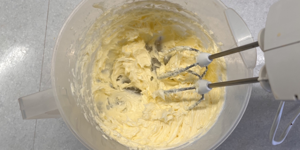 Торт «Гусиные лапки» с вишней и шоколадной глазурью по ГОСТу: Взбейте масло