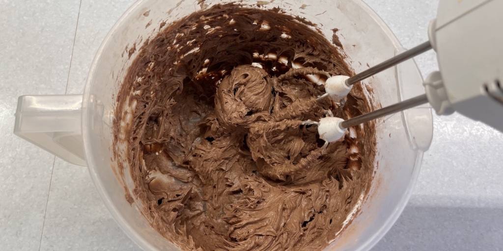 Торт «Гусиные лапки» с вишней и шоколадной глазурью по ГОСТу: Добавьте какао