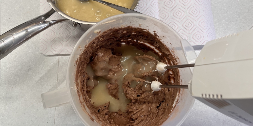 Торт «Гусиные лапки» с вишней и шоколадной глазурью по ГОСТу: Введите сироп в масляную смесь