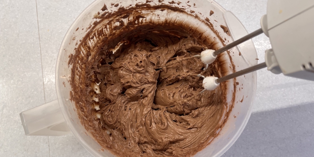 Торт «Гусиные лапки» с вишней и шоколадной глазурью по ГОСТу: Взбейте крем