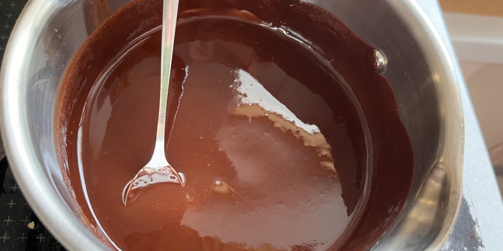 Торт «Гусиные лапки» с вишней и шоколадной глазурью по ГОСТу: Приготовьте глазурь