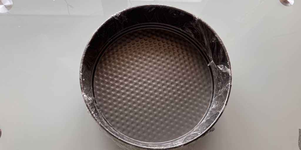 Торт «Гусиные лапки» с вишней и шоколадной глазурью по ГОСТу: Затяните форму плёнкой