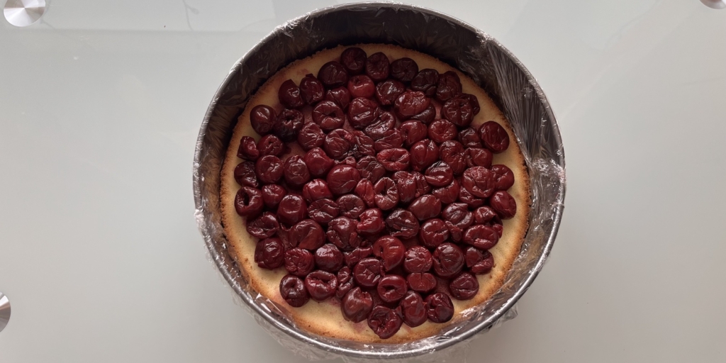 Торт «Гусиные лапки» с вишней и шоколадной глазурью по ГОСТу: Поместите в форму бисквит и вишню