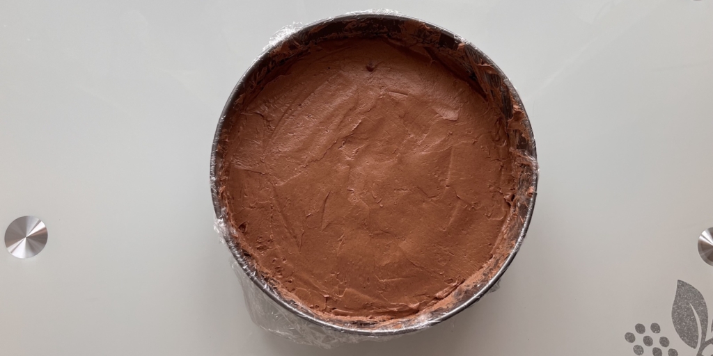 Торт «Гусиные лапки» с вишней и шоколадной глазурью по ГОСТу: Добавьте вторую половину крема