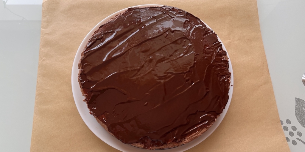 Торт «Гусиные лапки» с вишней и шоколадной глазурью по ГОСТу: Покройте охлаждённый торт половиной глазури