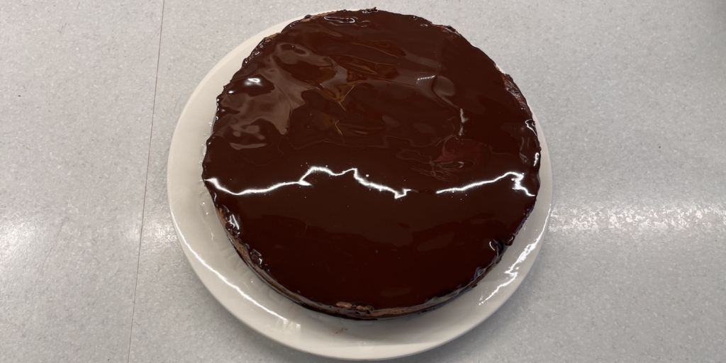 Торт «Гусиные лапки» с вишней и шоколадной глазурью по ГОСТу: Распределите оставшуюся глазурь