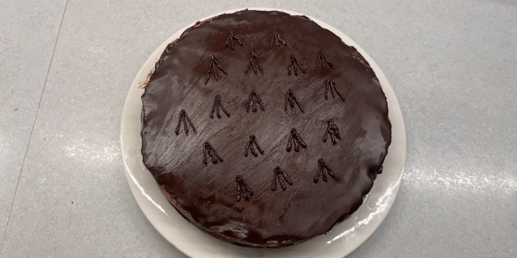 Торт «Гусиные лапки» с вишней и шоколадной глазурью по ГОСТу: Сделайте узор в виде лапок