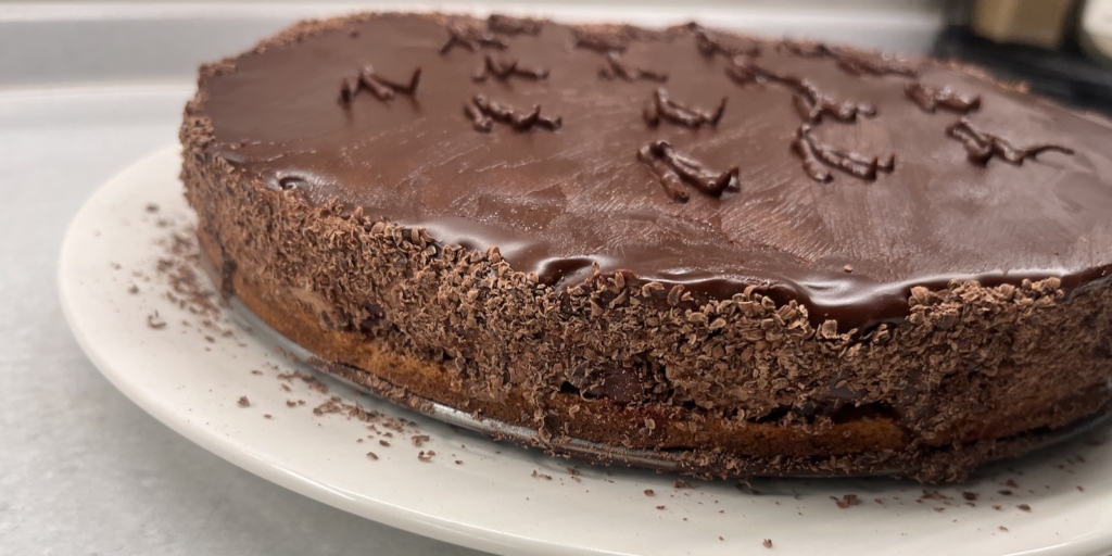 Торт «Гусиные лапки» с вишней и шоколадной глазурью по ГОСТу: Украсьте бока торта шоколадом