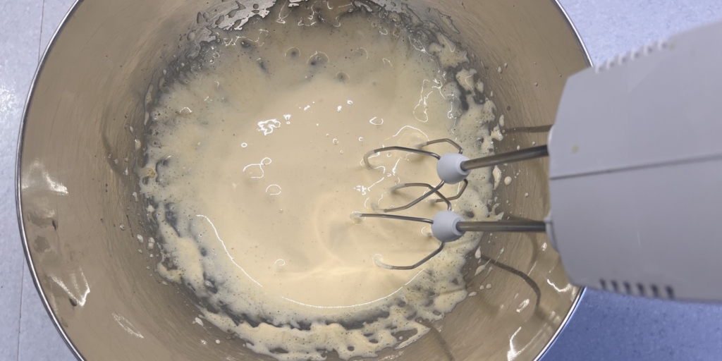 Торт «Гусиные лапки» с вишней и шоколадной глазурью по ГОСТу: Взбейте желтки и сахар