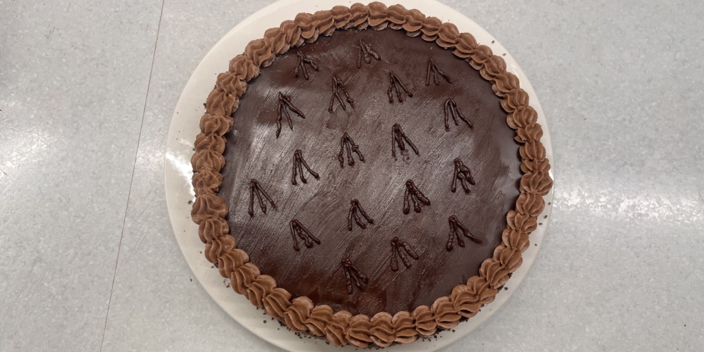 Торт «Гусиные лапки» с вишней и шоколадной глазурью по ГОСТу: Охладите торт