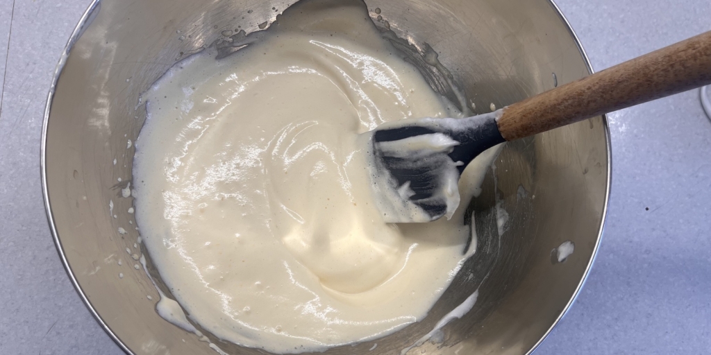 Торт «Гусиные лапки» с вишней и шоколадной глазурью по ГОСТу: Соедините желтки и белки