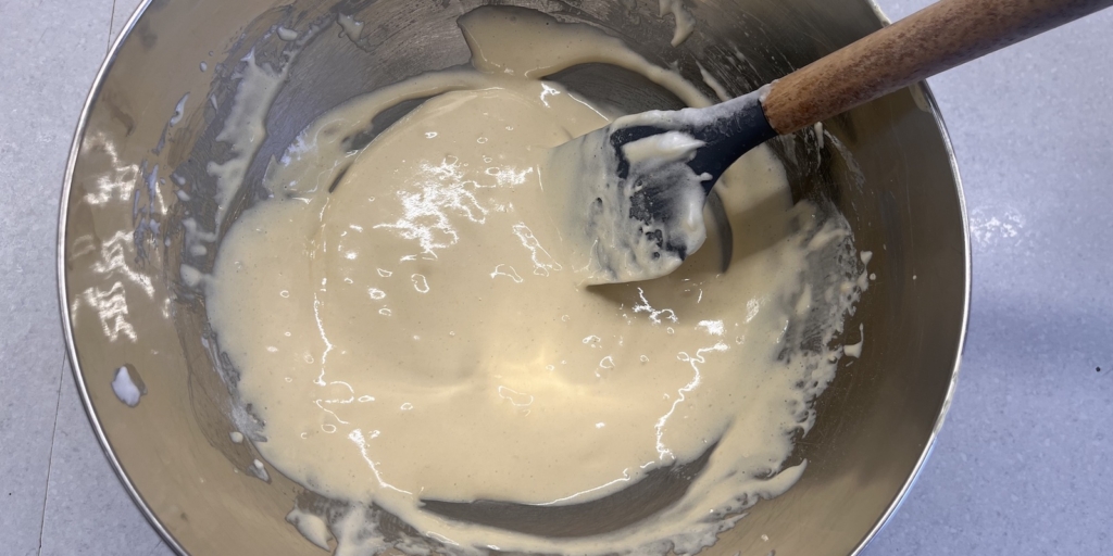 Торт «Гусиные лапки» с вишней и шоколадной глазурью по ГОСТу: Введите муку