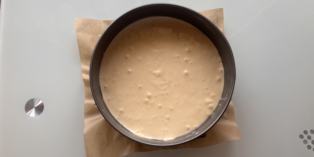 Торт «Гусиные лапки» с вишней и шоколадной глазурью по ГОСТу: Вылейте тесто в форму