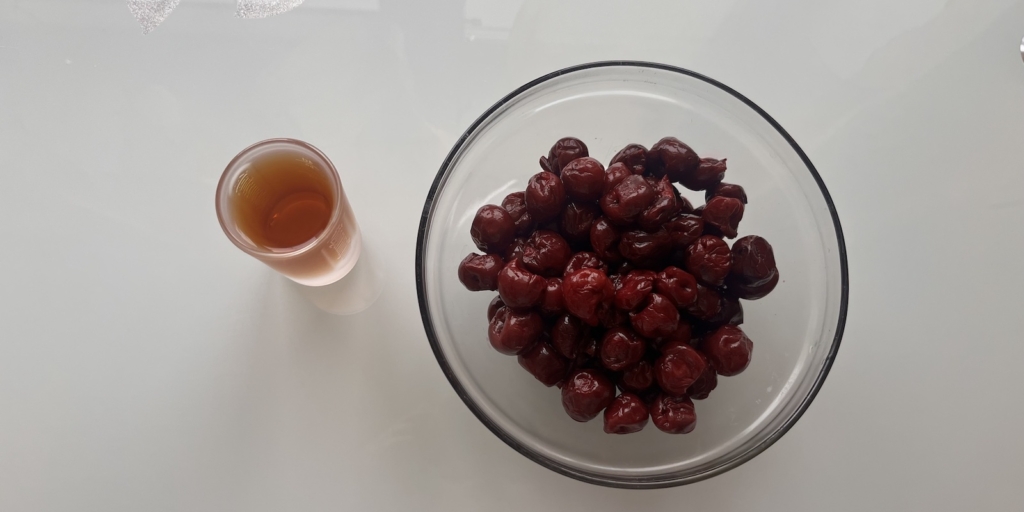 Торт «Гусиные лапки» с вишней и шоколадной глазурью по ГОСТу: Подготовьте ингредиенты для начинки