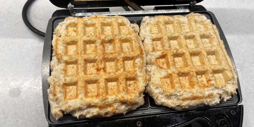 Жарьте биточки примерно 7–9 минут