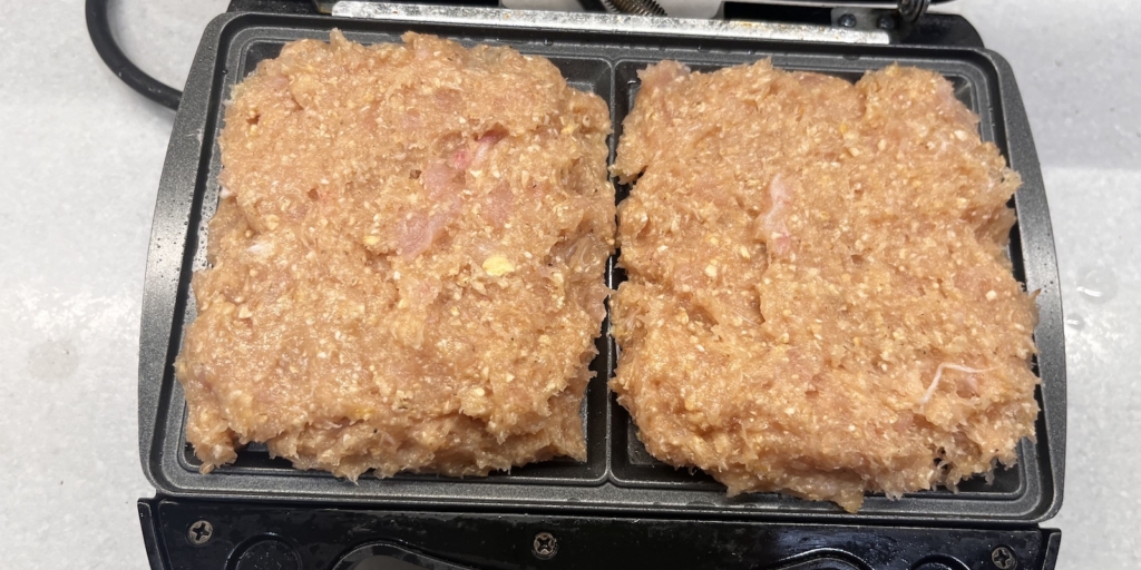 Распределите фарш по панелям