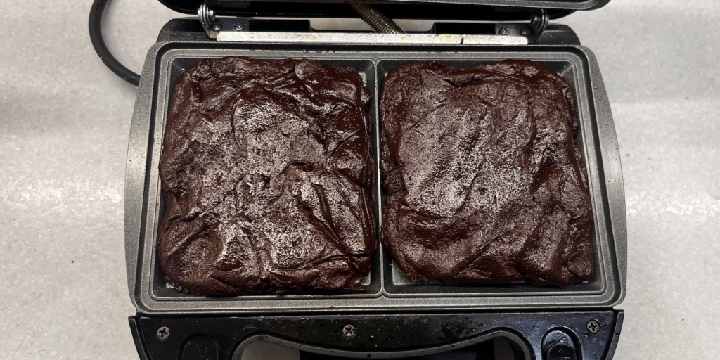 Рецепты в вафельнице: распределите тесто по панелям