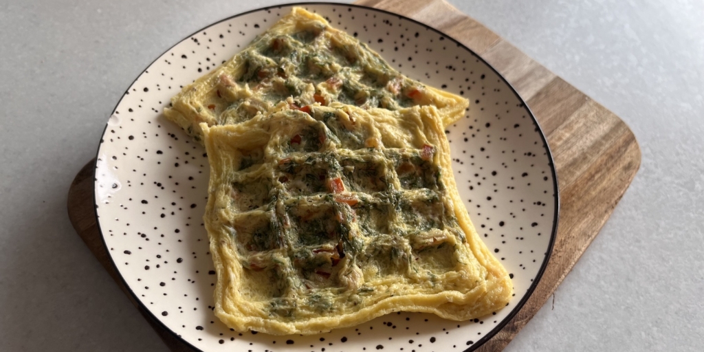 Что можно приготовить в вафельнице, кроме вафель: омлет с болгарским перцем и зеленью