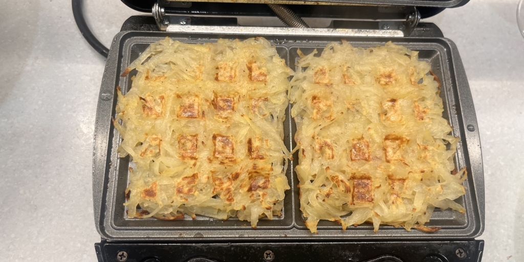 Обжарьте драники в вафельнице