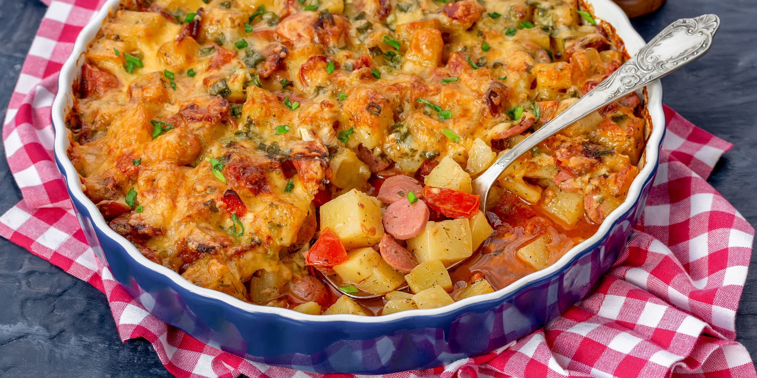 Простая и сочная картофельная запеканка с сосисками и помидорами: рецепт