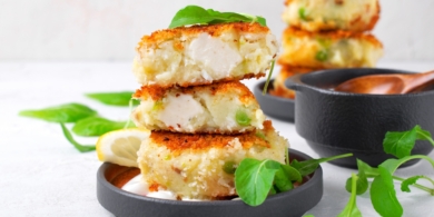 Невероятно сочные котлеты из минтая с картошкой, горошком и сыром